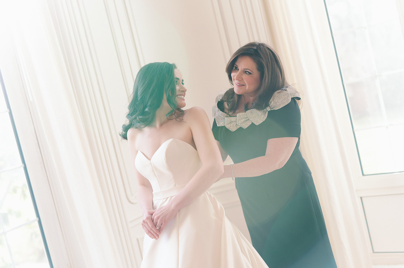 Candid bridal suite moment with a New York bride and her mom at Pine Hollow Country Club.