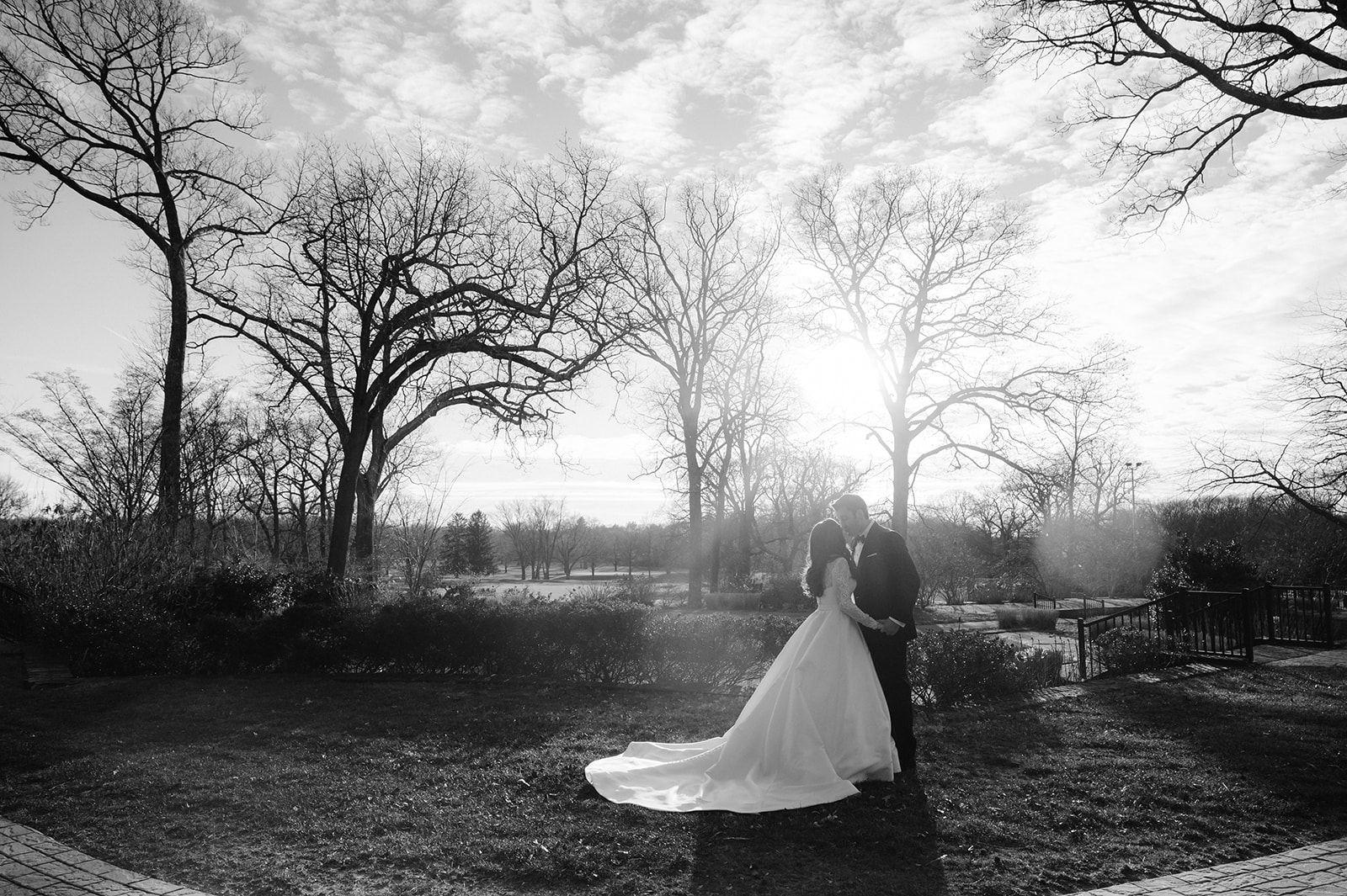 Black and white Pine Hollow Country Club wedding bride and groom kissing portrait. 