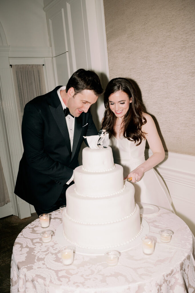 Direct flash wedding cake cutting at Pine Hollow Country Club.
