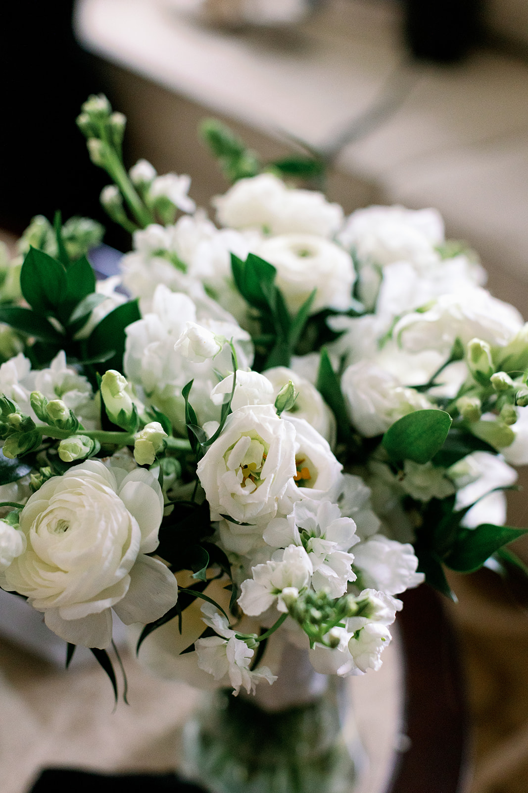 White and greenery winter wedding bouquet. 