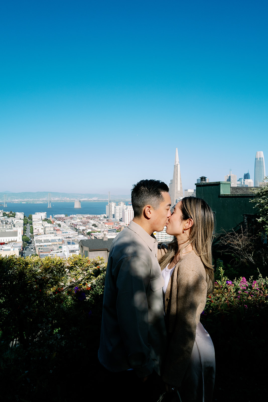 Downtown San Francisco engagement photoshoot with the Transamerica Building in the background.